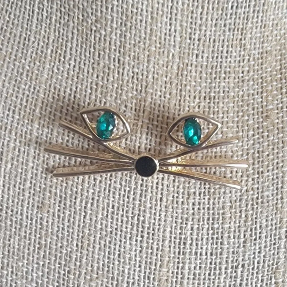 Green Eyed Cat Face Brooch - Picture 2 of 4